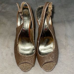 Gold sparkle platform